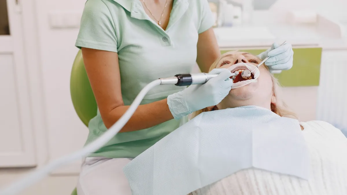 Nettoyage professionnel des dents au cabinet dentaire