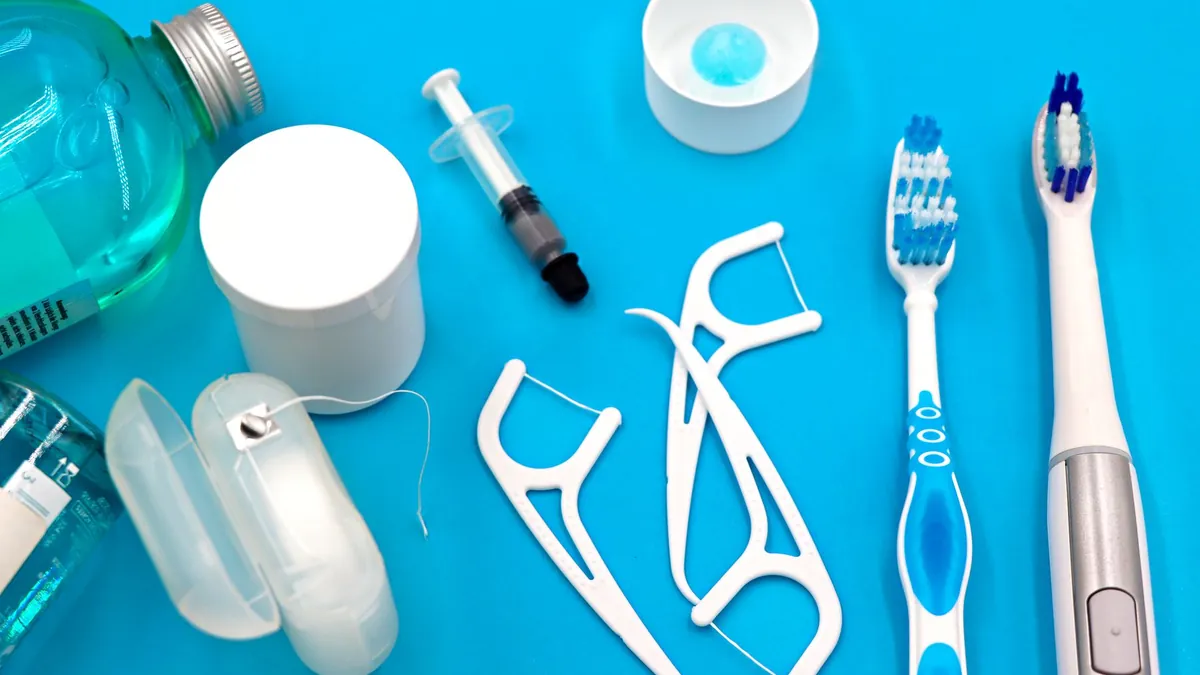 Bain de bouche versé dans un gobelet doseur