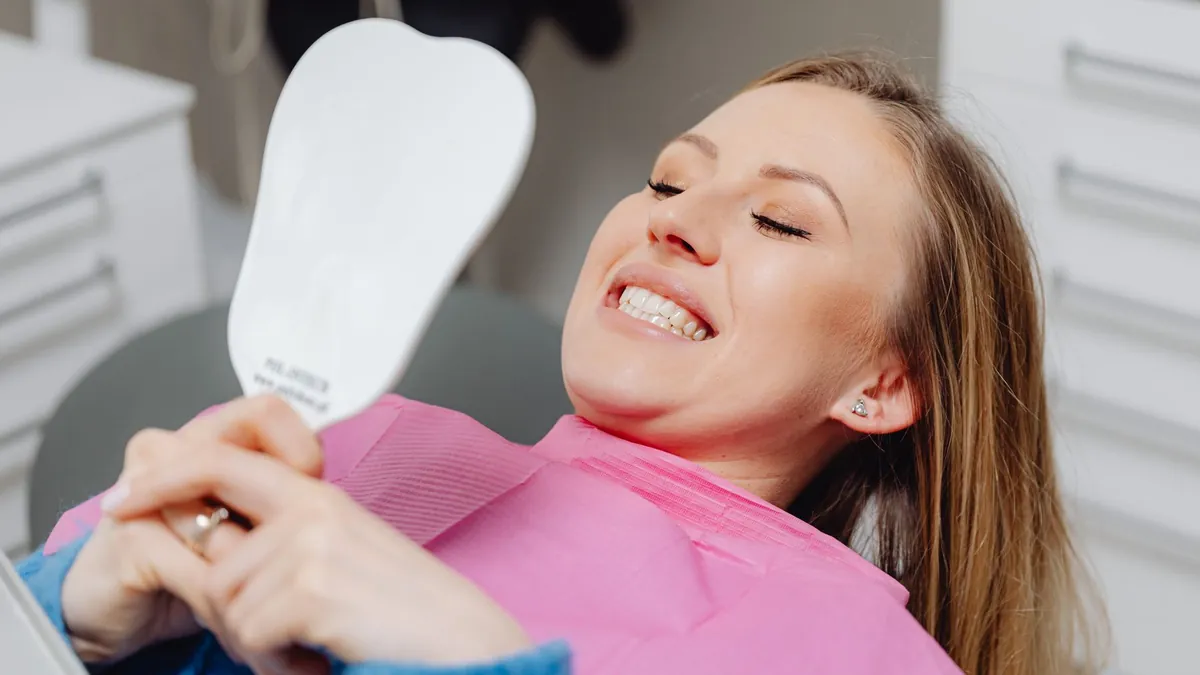Sourire éclatant après un blanchiment dentaire