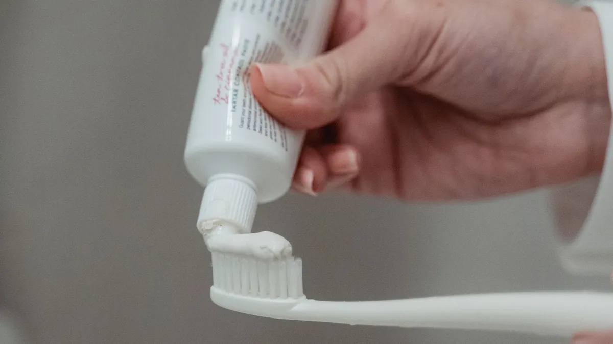 Dentifrice sur une brosse à dents